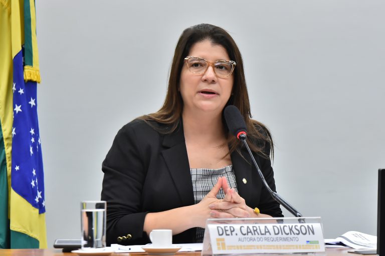 Comissão aprova atendimento médico em até 90 dias a pessoas que recebam auxílio-doença Imagem referente a Comissão aprova atendimento médico em até 90 dias a pessoas que recebam auxílio-doença
