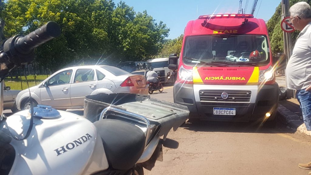 Entregador fica ferido após se envolver em colisão entre carro e moto