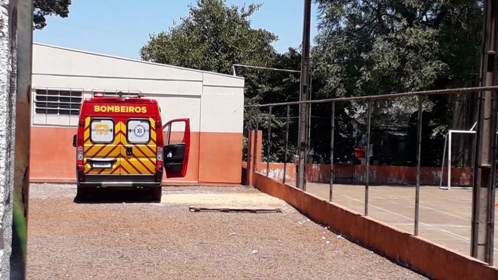 Mulher de 59 anos fica ferida ao sofrer queda de mesmo nível em instituição de ensino