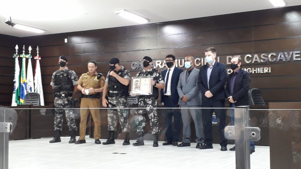 Policiais do Grupo de Operações com Cães do Pelotão de Choque, da PM, são homenageados na Câmara Municipal