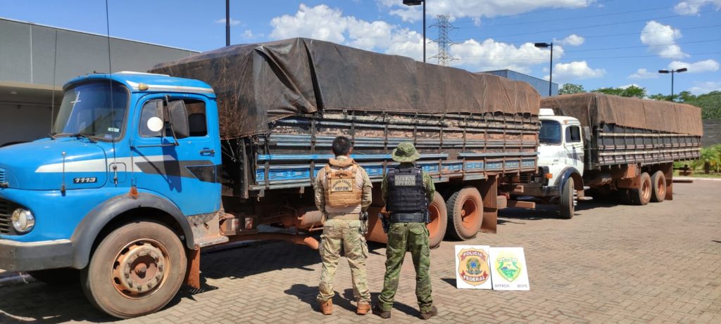 PF e BPFRON apreendem dois caminhões carregados com cigarros contrabandeados