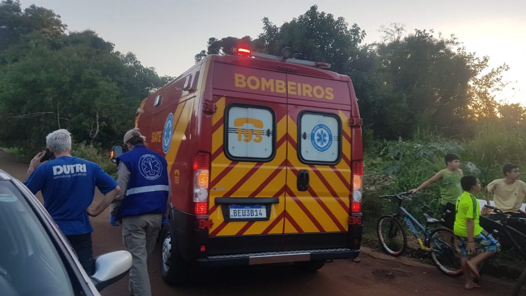 Menino de 14 anos sofre fratura em braço ao ser atingido por carro no Bairro Periolo