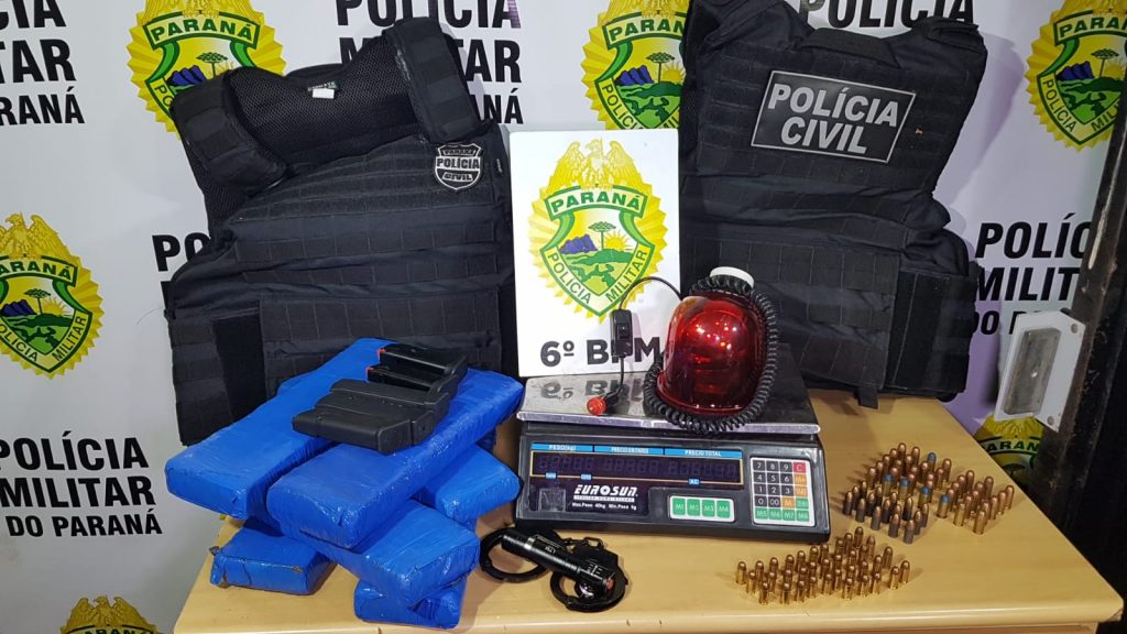 PM detém trio que possuía drogas, munições, giroflex, algemas e coletes balísticos da Polícia Civil