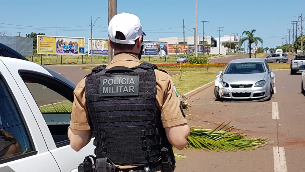 Carro sobe meio-fio e arranca árvore na Avenida Brasil