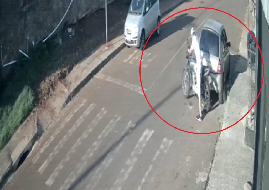Vídeo: Câmera de segurança flagra furto de motocicleta nesta manhã