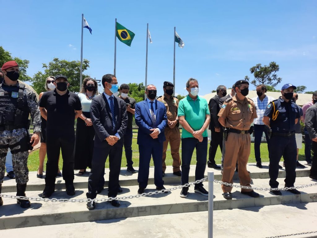 Prefeito e secretário de Estado recepcionam tropas federais que reforçarão o policiamento em Foz do Iguaçu