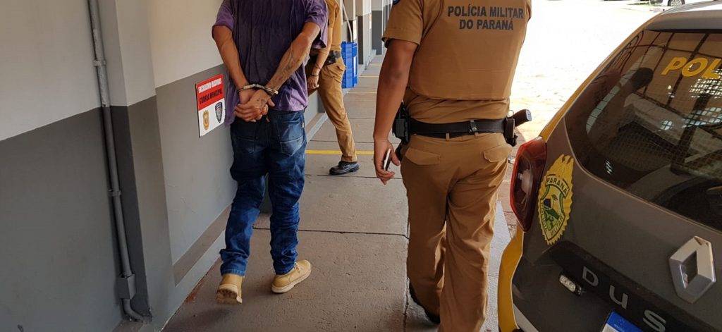 Homem detido é levado para a 15ª SDP, após tentativa de assalto onde a vítima foi ferida com tiro na perna