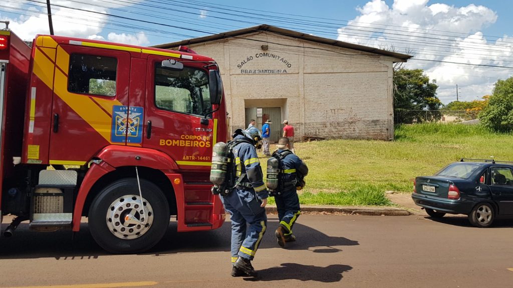 Fumaça em barracão chama atenção de moradores do Brasmadeira que acionam o Corpo de Bombeiros