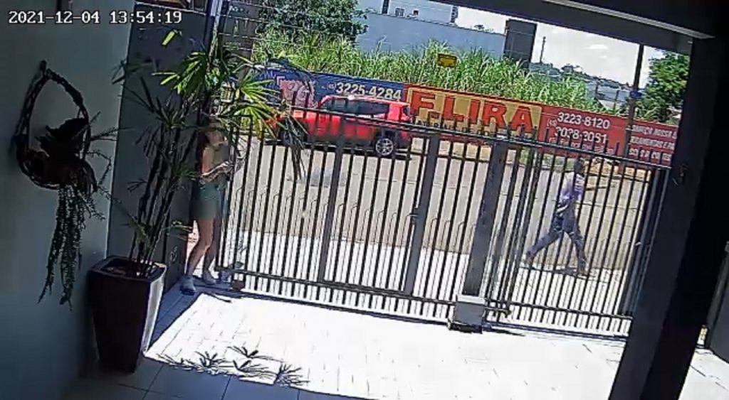 Imagens flagram movimentação em tentativa de roubo no Bairro Cancelli, em Cascavel