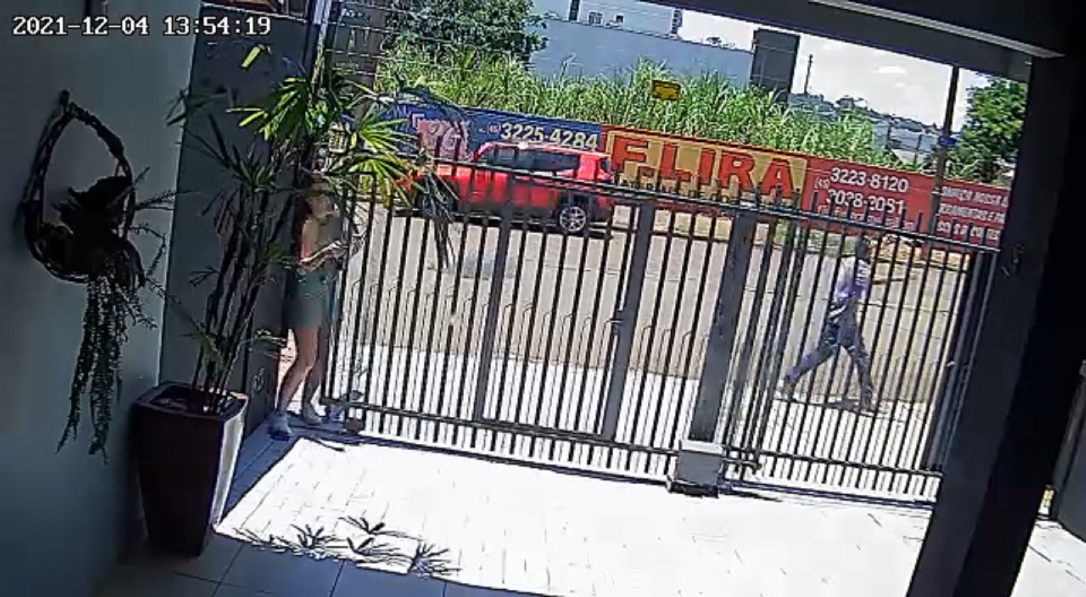 Imagens flagram movimentação em tentativa de roubo no Bairro Cancelli, em Cascavel Imagem referente a Imagens flagram movimentação em tentativa de roubo no Bairro Cancelli, em Cascavel