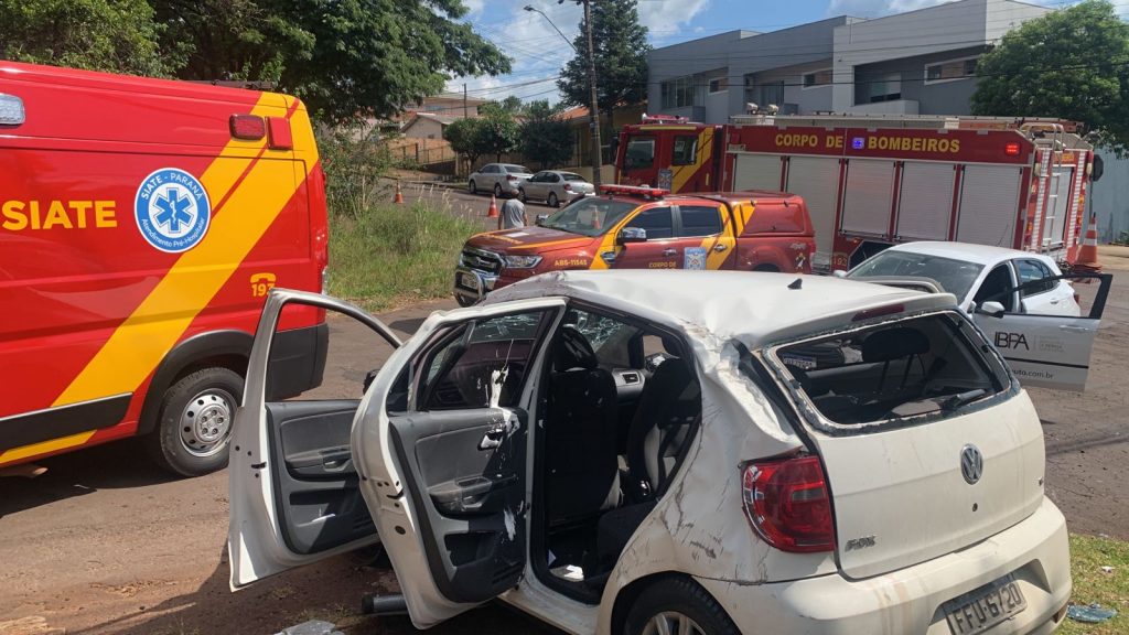 Dois carros se envolvem em colisão de trânsito na Rua Carlos de Carvalho, em Cascavel
