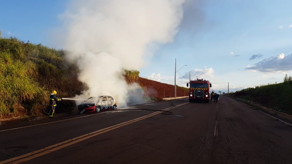 Corpo é encontrado carbonizado dentro de veículo incendiado na BR-277