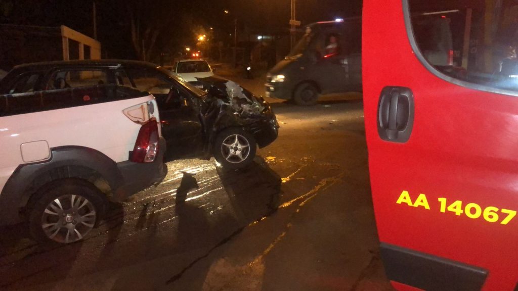 Condutora de Corsa fica ferida em colisão de trânsito no Periolo