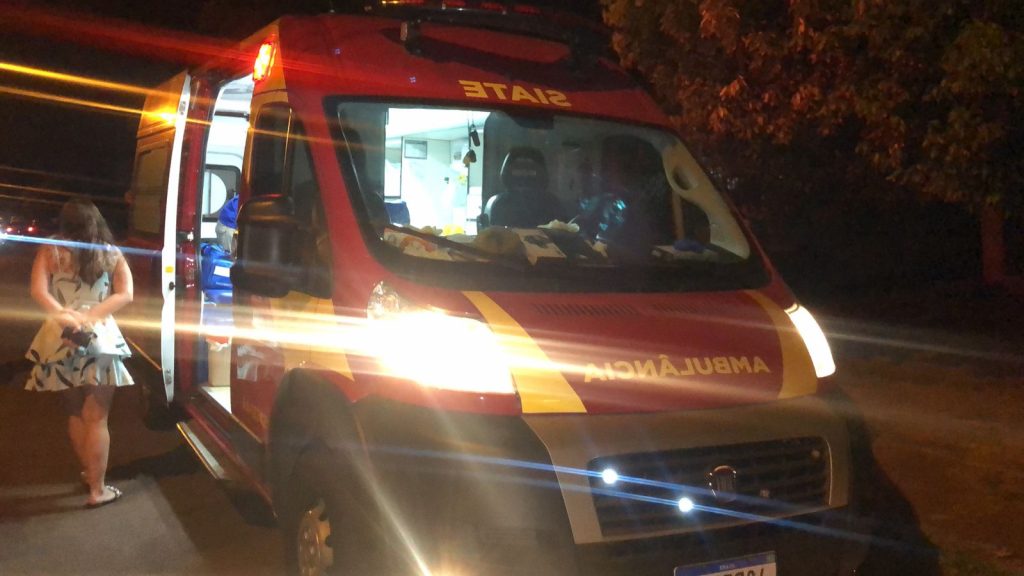Homem de 49 anos fica ferido ao pular na piscina e bater a cabeça, no Santa Felicidade