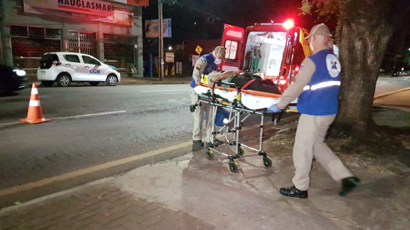 Após ter fugido de local de acidente, entregador de alimentos é socorrido no local de trabalho Imagem referente a Após ter fugido de local de acidente, entregador de alimentos é socorrido no local de trabalho