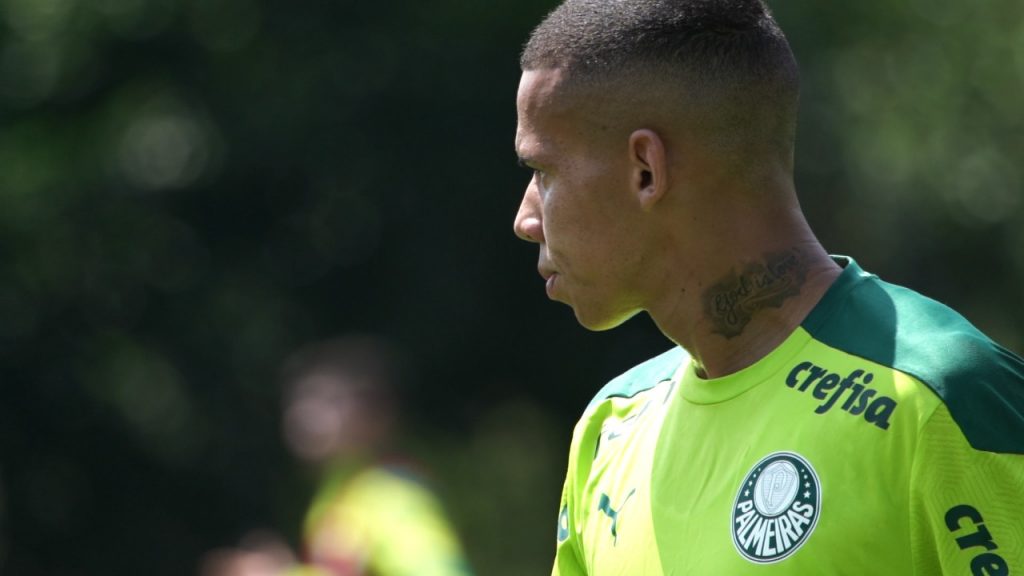 Alviverde encerra preparação para duelo com Athletico-PR e embarca para Curitiba