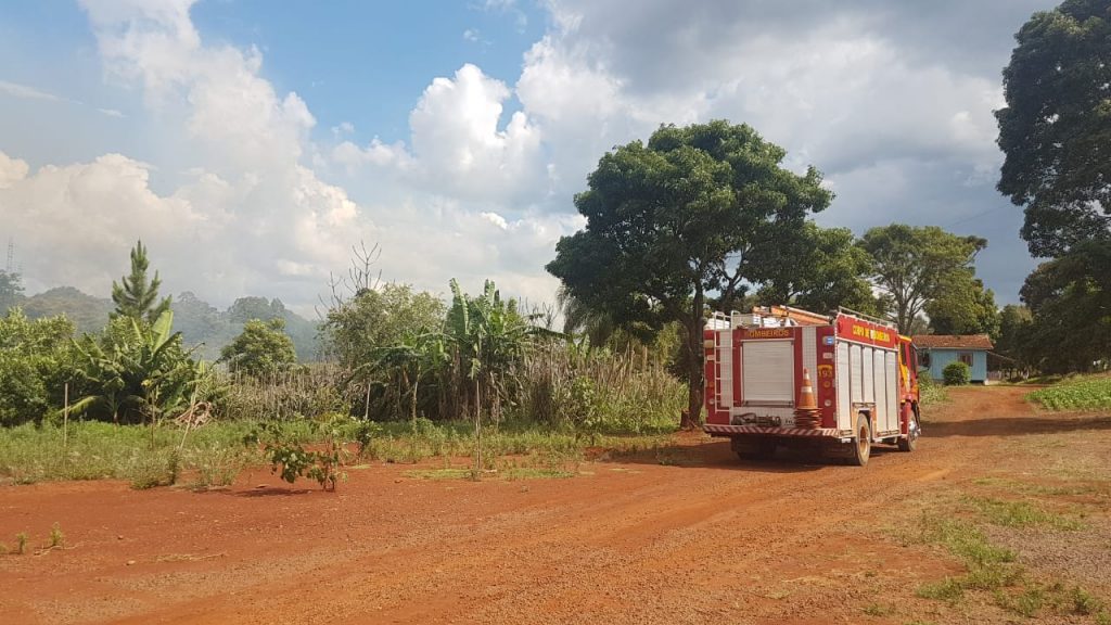 Bombeiros são mobilizados para combater incêndio ambiental na Estrada Chaparral