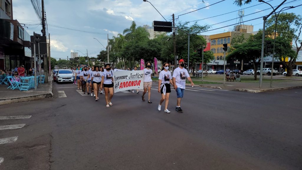 Família e amigos de Amanda Prado Amorim mobilizam-se em passeata pedindo por Justiça