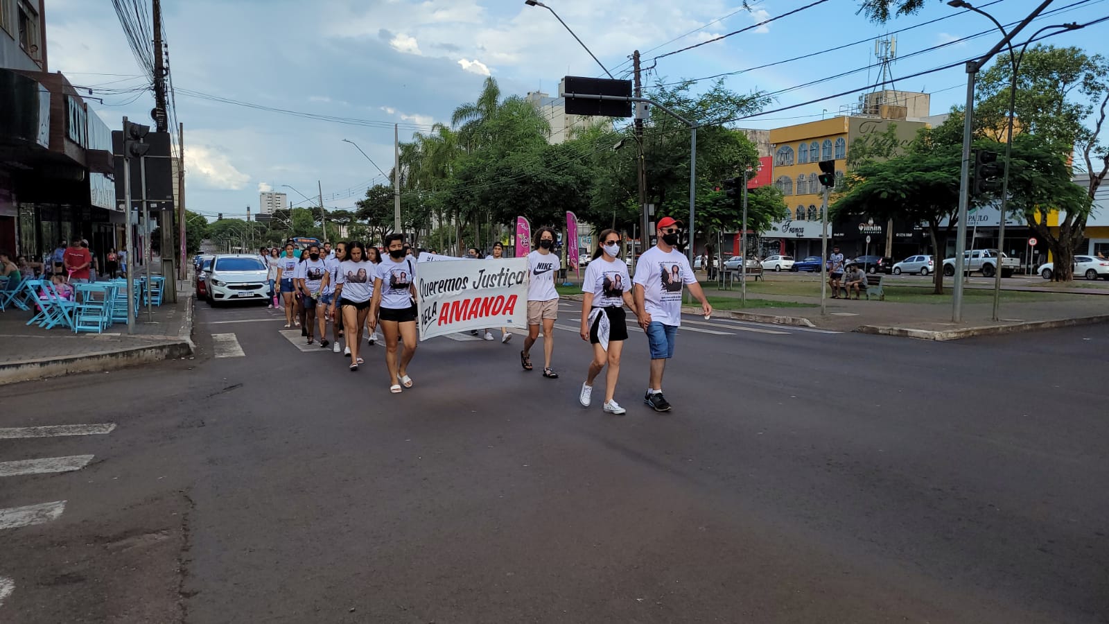 Família e amigos de Amanda Prado Amorim mobilizam-se em passeata pedindo por Justiça