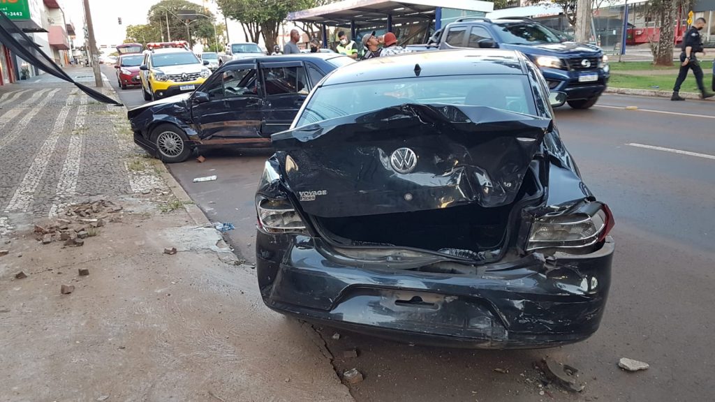Forte colisão deixa Voyage com a traseira destruída na Av. Brasil, no Centro; condutor do Santana é detido por embriaguez