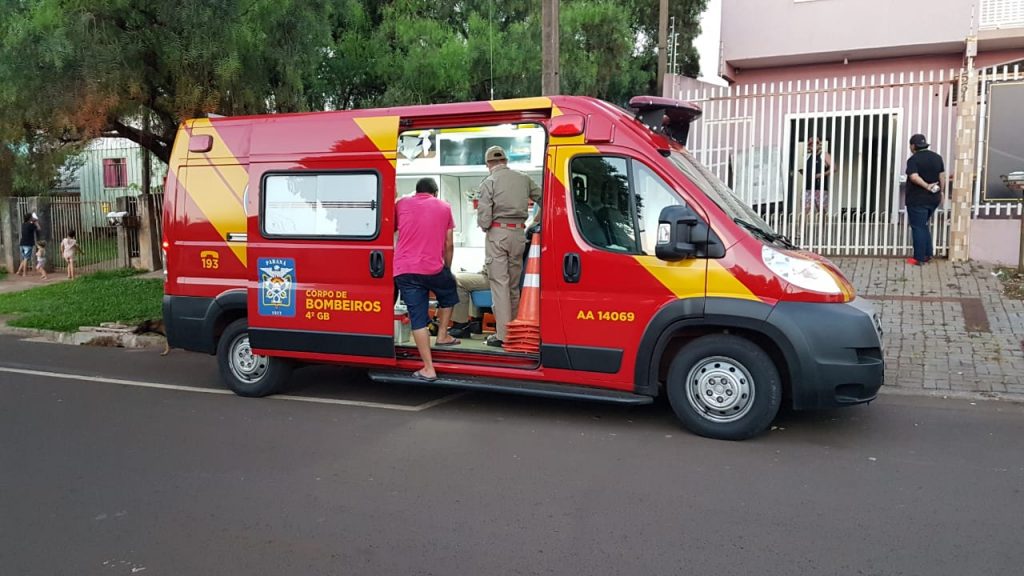 Mulher com ferimento na mão causado por faca é socorrida pelo Siate na Avenida Comil, no Jardim Veneza