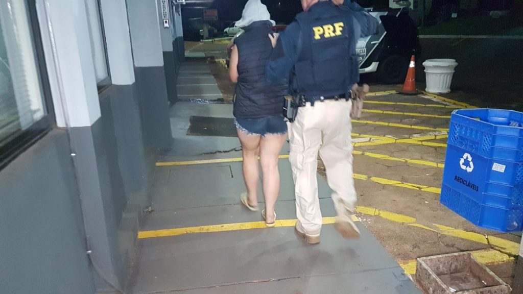 Jovem de 19 anos é presa pela PRF com 20 quilos de maconha em Cascavel
