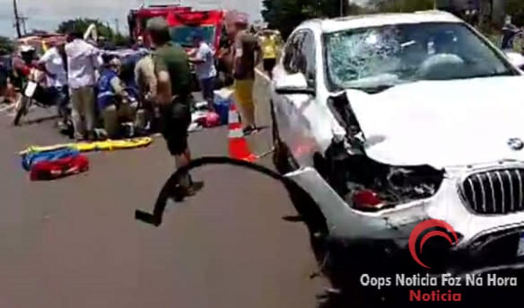 Colisão entre BMW e moto Honda Fan deixa duas vítimas em estado gravíssimo na BR-277, em Foz