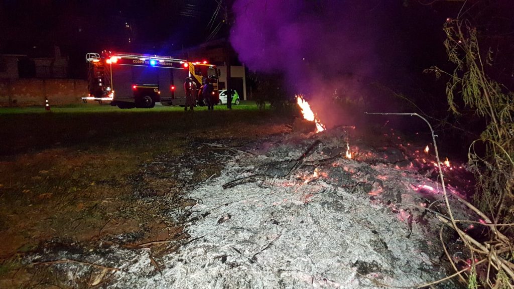 Incêndio em vegetação mobiliza equipe do Corpo de Bombeiros ao Bairro Cancelli
