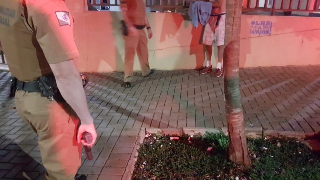 Ferido e portando faca, homem mobiliza PM e Siate no Centro de Cascavel