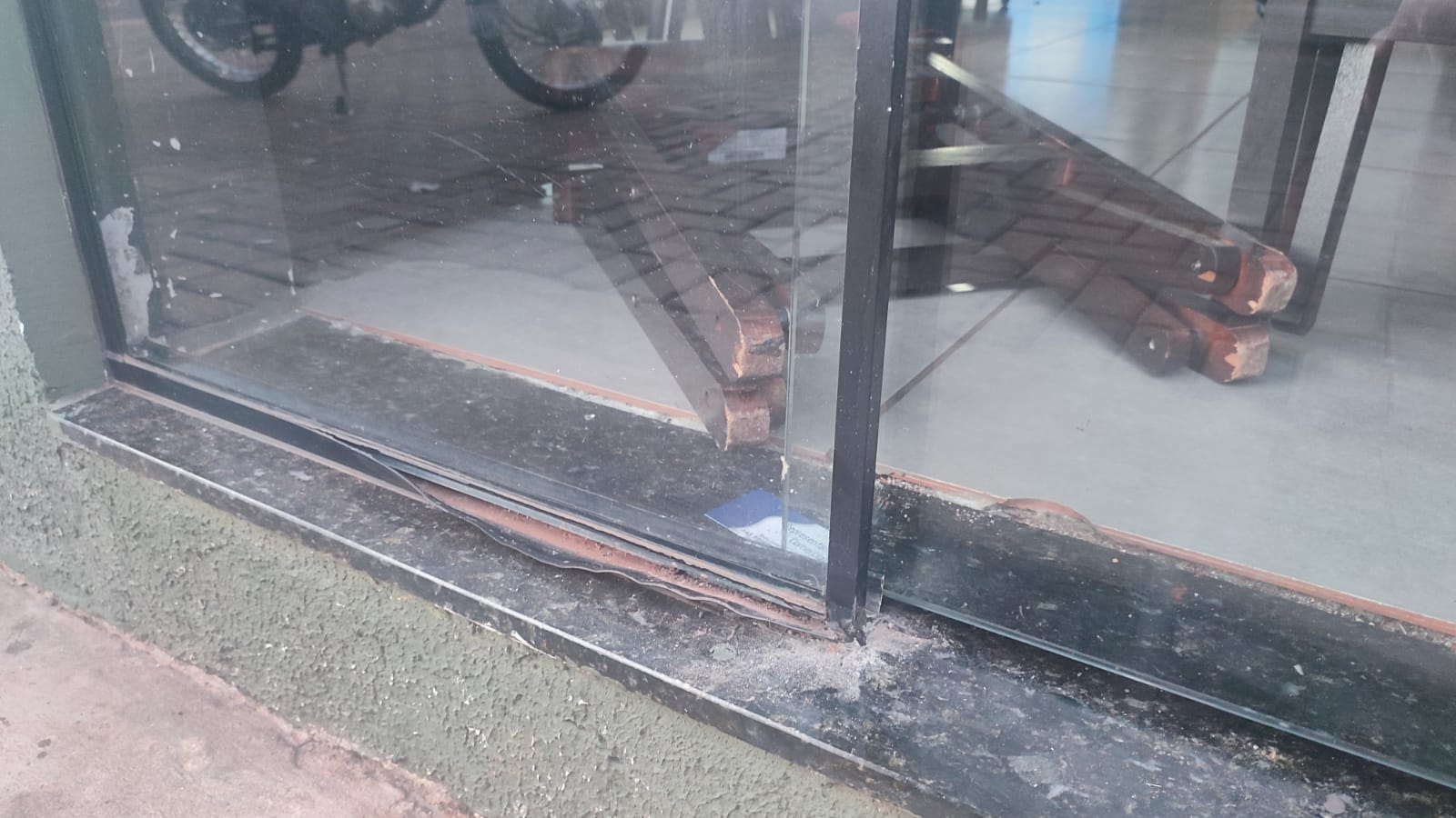 Ladrão desloca porta de vidro em conveniência na Avenida Brasil e furta dinheiro que estava no caixa Imagem referente a Ladrão desloca porta de vidro em conveniência na Avenida Brasil e furta dinheiro que estava no caixa
