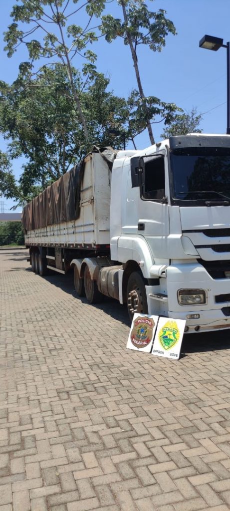 PF e Força Tática/PMMS apreendem carreta com carregamento milionário de contrabando