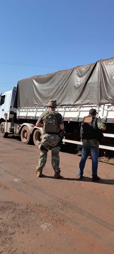 PF e BPFron apreendem carreta com carregamento milionário de contrabando