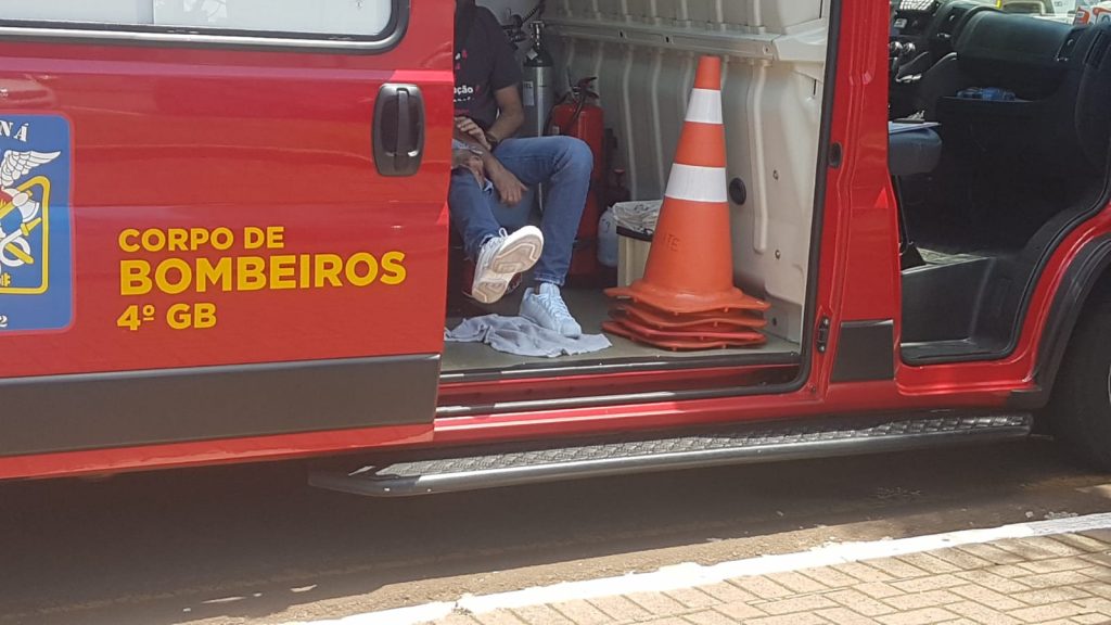 Motociclista de 30 anos fica ferido ao sofrer queda de moto na Rua Paraná