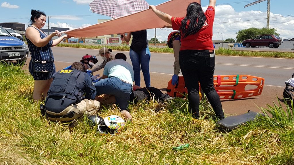 Casal, sendo ela gestante, fica ferido ao sofrer queda de moto na BR-467