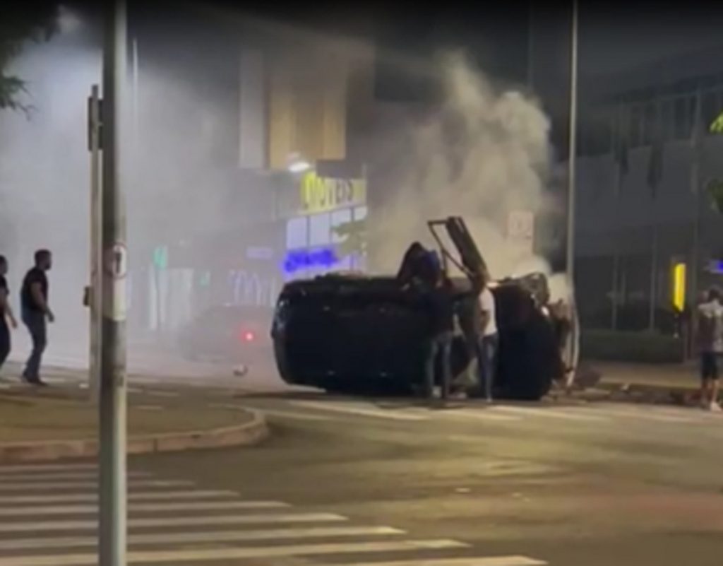 Vídeo mostra pessoas saindo de carro capotado na Avenida Brasil