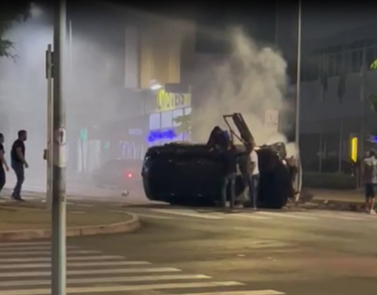 Vídeo mostra pessoas saindo de carro capotado na Avenida Brasil