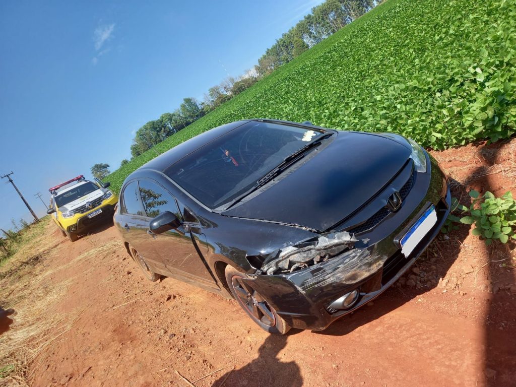 Danificado, Honda Civic furtado é recuperado pela PM em estrada rural perto da BR-369, em Cascavel