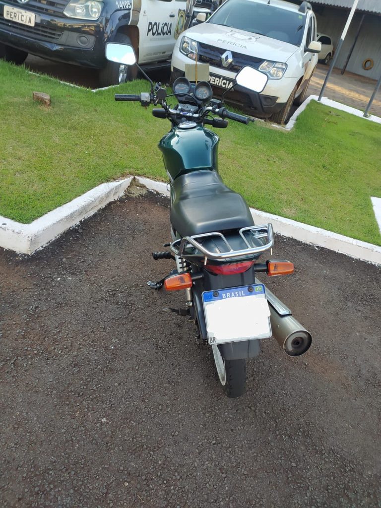 Instantes após furtar motocicleta, homem de 25 anos é detido por populares no Bairro Santa Cruz