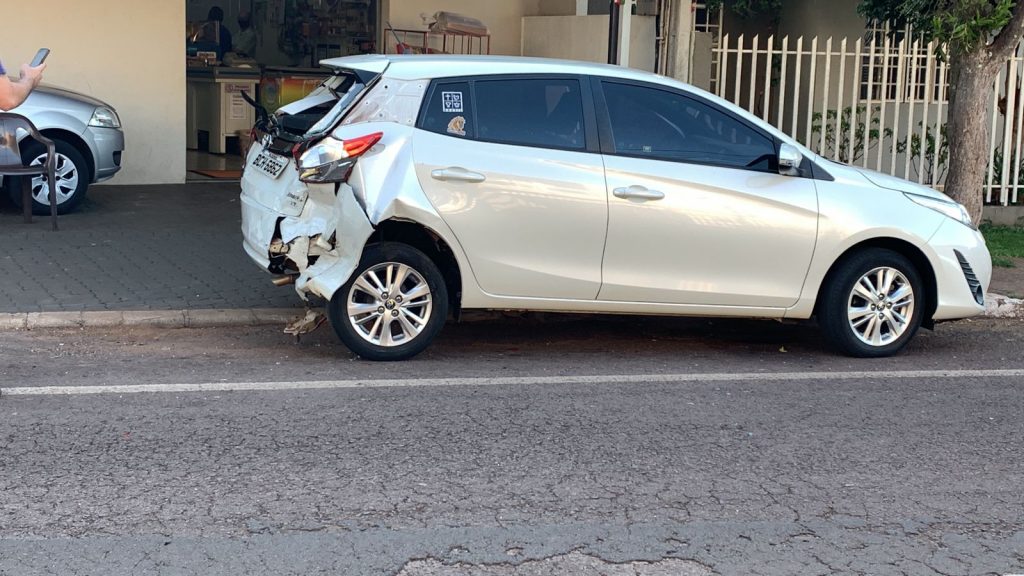 Caminhonete Amarok e Toyota Yaris se envolvem em colisão no Bairro Parque Verde