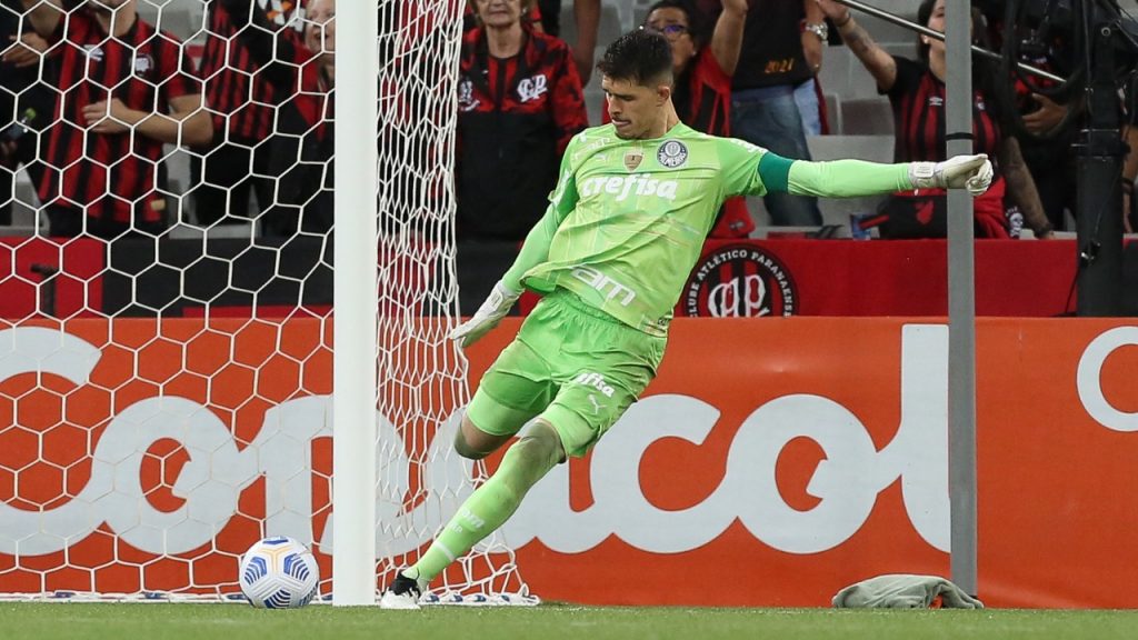 Em momento de afirmação, goleiro Vinicius agradece e exalta Jailson e Weverton