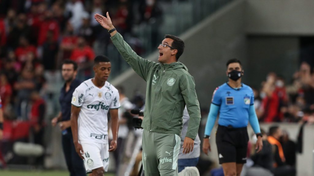 Técnico do Sub-20, Paulo Victor elogia garotos e valoriza chance no time profissional