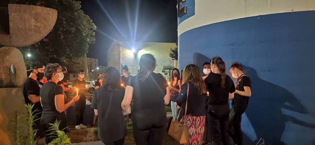 Ato simbólico de luto por falecimento de acadêmica é realizado em frente a Unioeste
