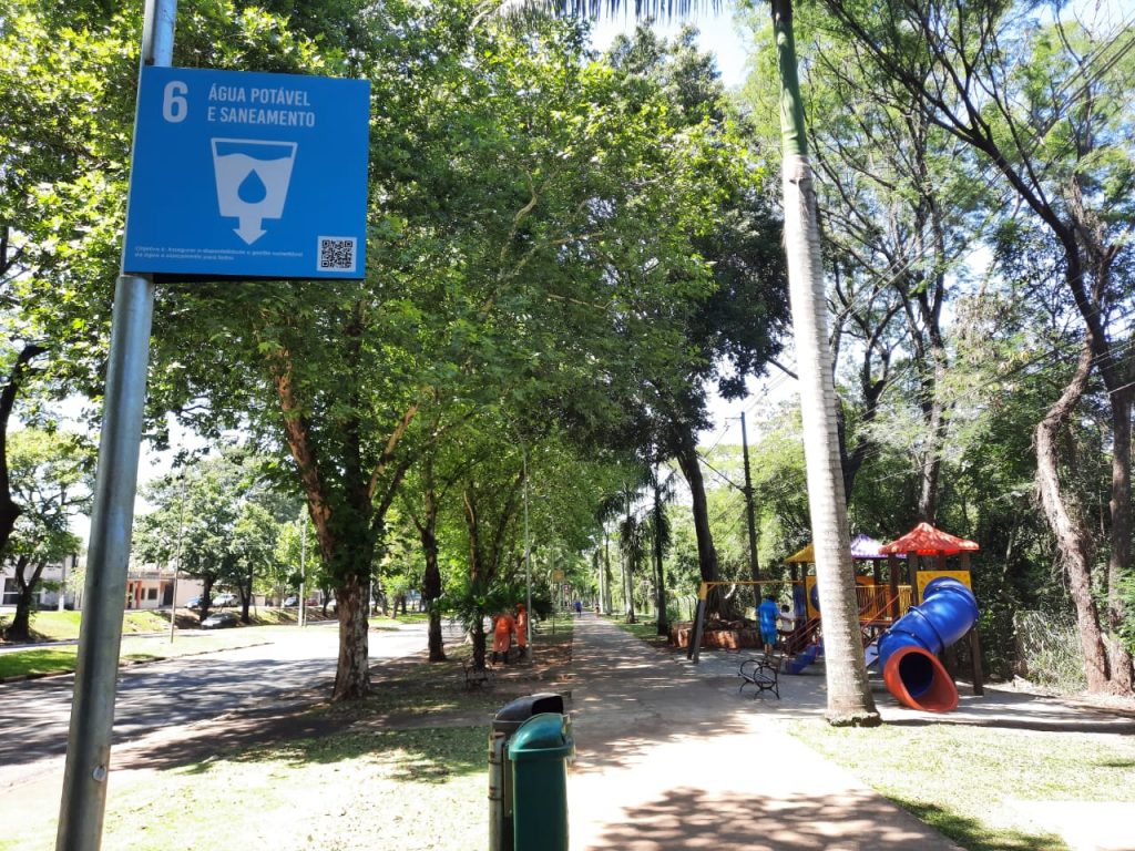 Foztrans instala novas placas dos 17 Objetivos de Desenvolvimento Sustentável na Avenida Paraná