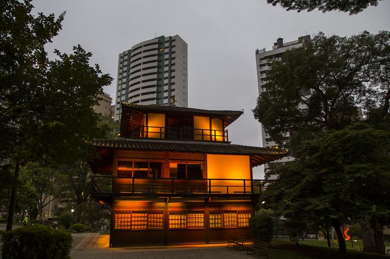 Curitiba ilumina pontos turísticos de laranja pela prevenção ao câncer de pele Imagem referente a Curitiba ilumina pontos turísticos de laranja pela prevenção ao câncer de pele