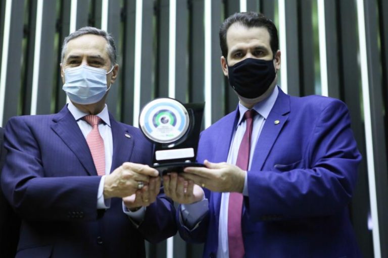 Luís Roberto Barroso recebe prêmio da Câmara na área de Transparência e Fiscalização Pública Imagem referente a Luís Roberto Barroso recebe prêmio da Câmara na área de Transparência e Fiscalização Pública