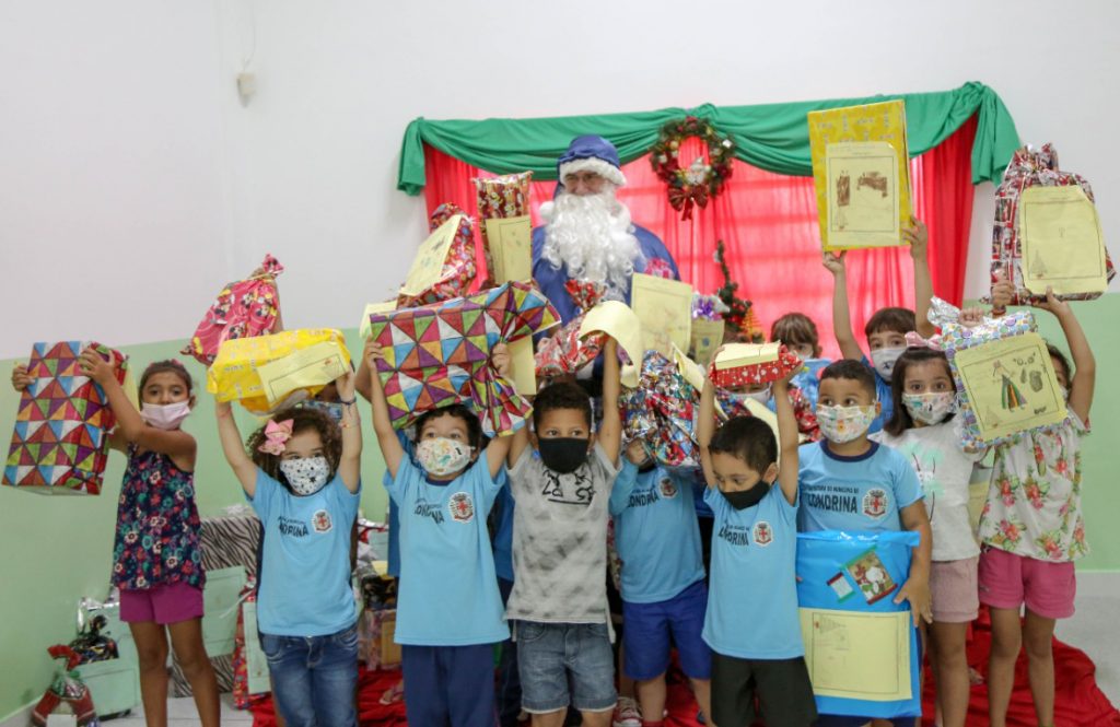 Papai Noel da Guarda Municipal entrega presentes para crianças em creche da zona sul Papai Noel da Guarda Municipal entrega presentes para crianças em creche da zona sul