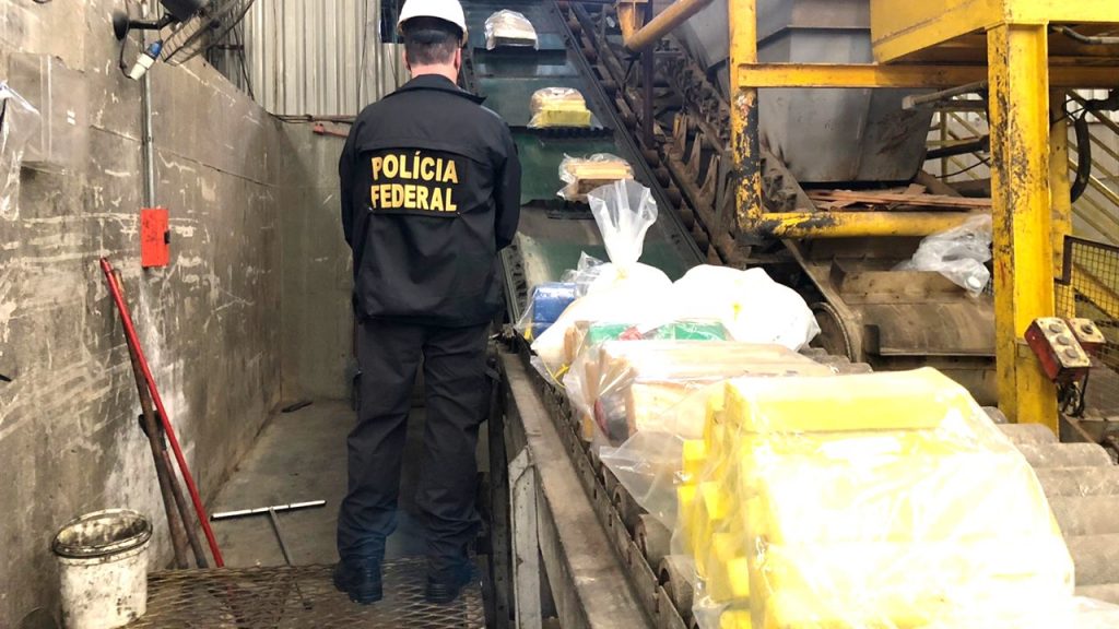 PF realiza incineração de quase uma tonelada de drogas