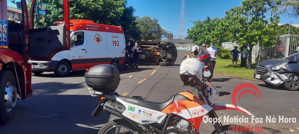 Veículo tomba após colisão no Bairro Parque Presidente 1, em Foz do Iguaçu