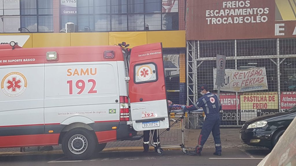 Mulher é socorrida pelo Samu ao desmaiar e sofrer queda