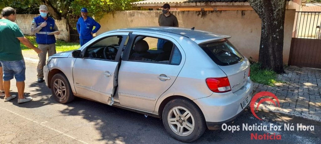 Motociclista fica ferido após colidir em porta de carro aberta no Bairro Porto Meira, em Foz